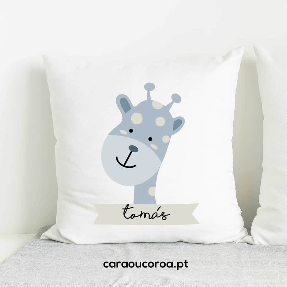 Almofada com Nome Menino Girafa - caraoucoroa.pt