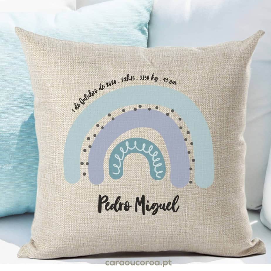 Almofada de Linho com Nome e Dados Nascimento Rainbow - caraoucoroa.pt