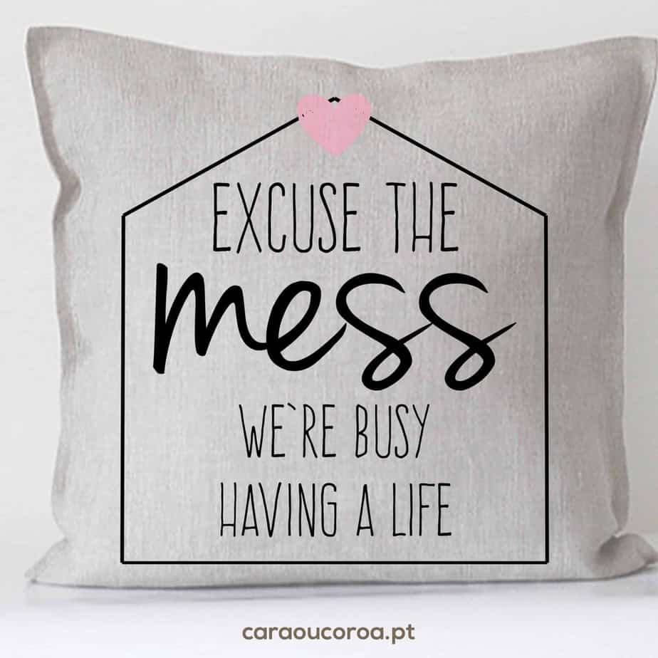 Almofada de Linho "Excuse the Mess" - caraoucoroa.pt