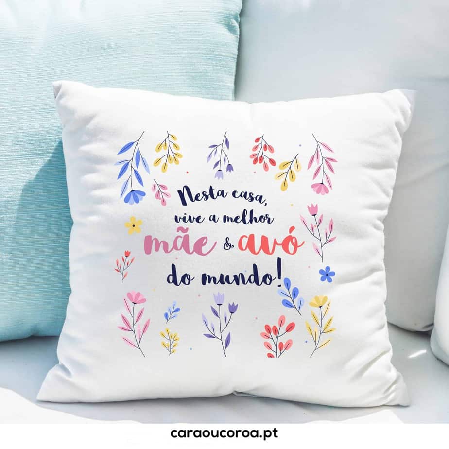 Almofada "Nesta Casa Vive a Melhor Mãe e Avó do Mundo" - caraoucoroa.pt