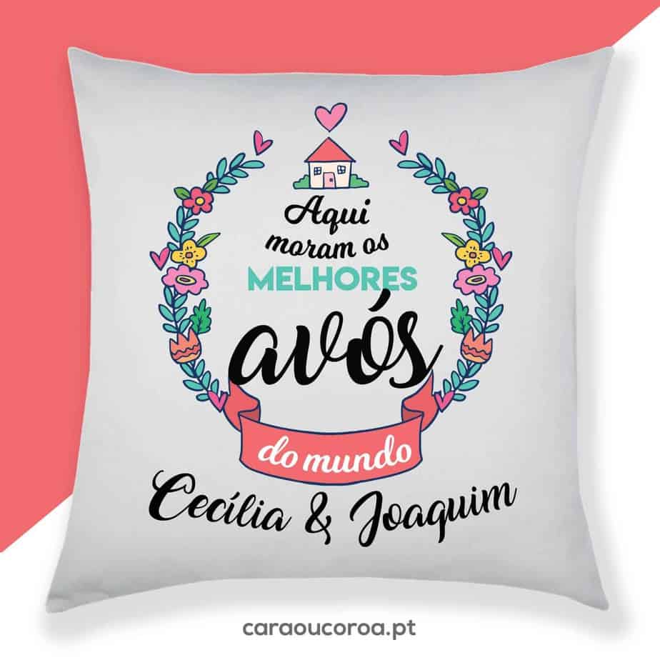 Almofada "Aqui Moram os Melhores Avós do Mundo" - caraoucoroa.pt