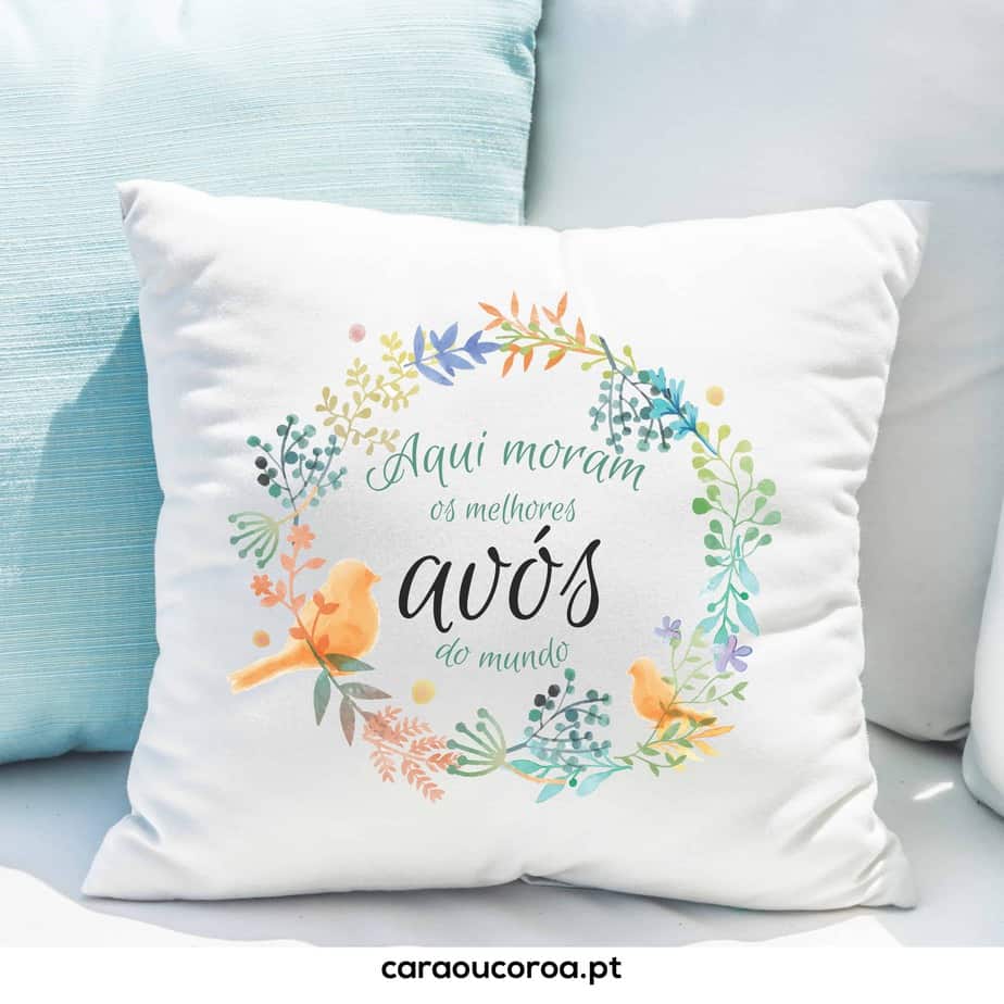 Almofada "Aqui Moram os Melhores Avós do Mundo" - caraoucoroa.pt