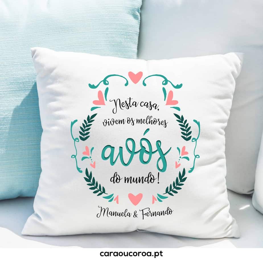 Almofada "Aqui Moram os Melhores Avós do Mundo" - caraoucoroa.pt