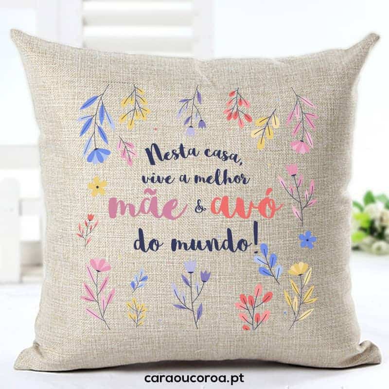 Almofada de Linho "Nesta Casa Vive a Melhor Mãe e Avó do Mundo" - caraoucoroa.pt