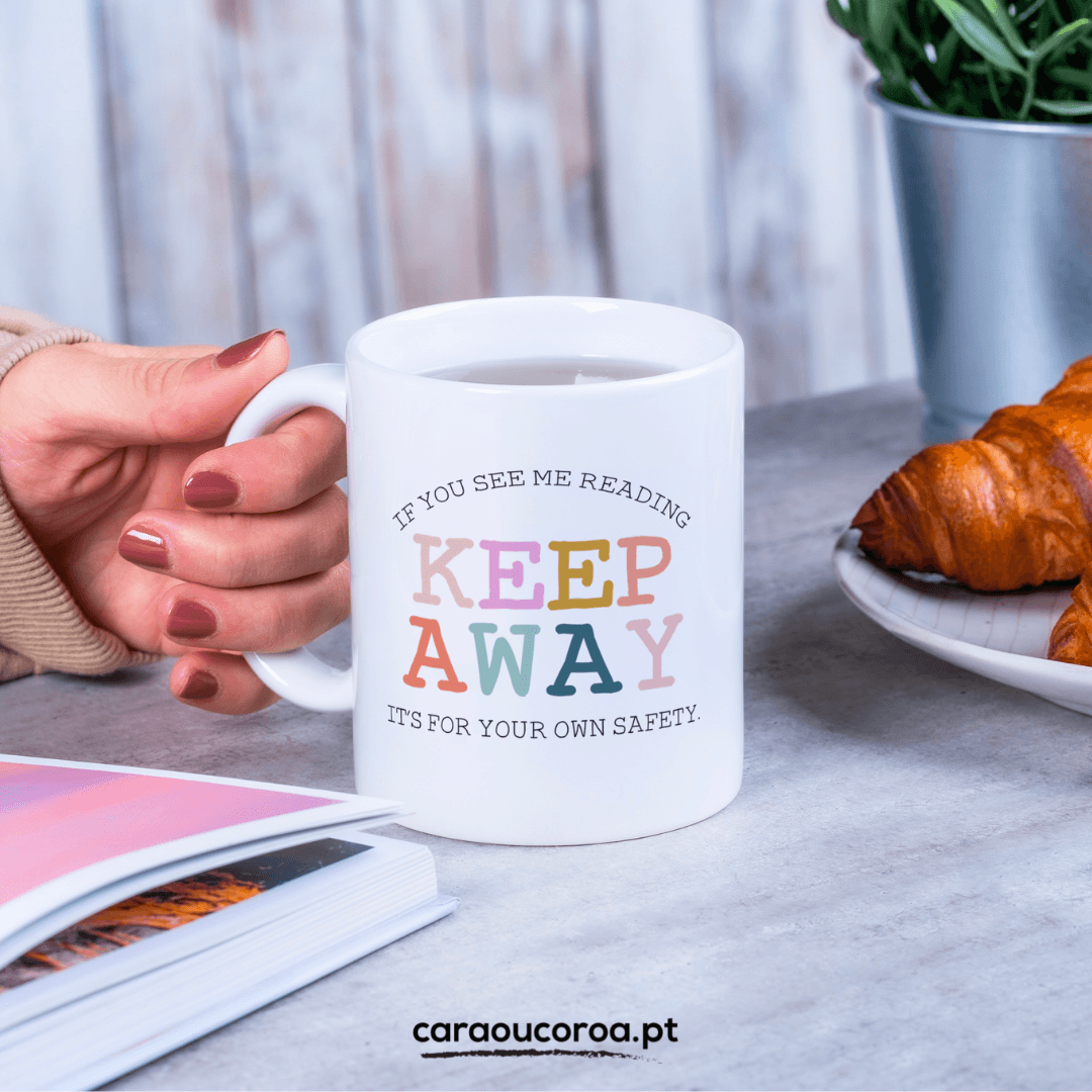 Caneca "Keep Away" (EN) - caraoucoroa.pt