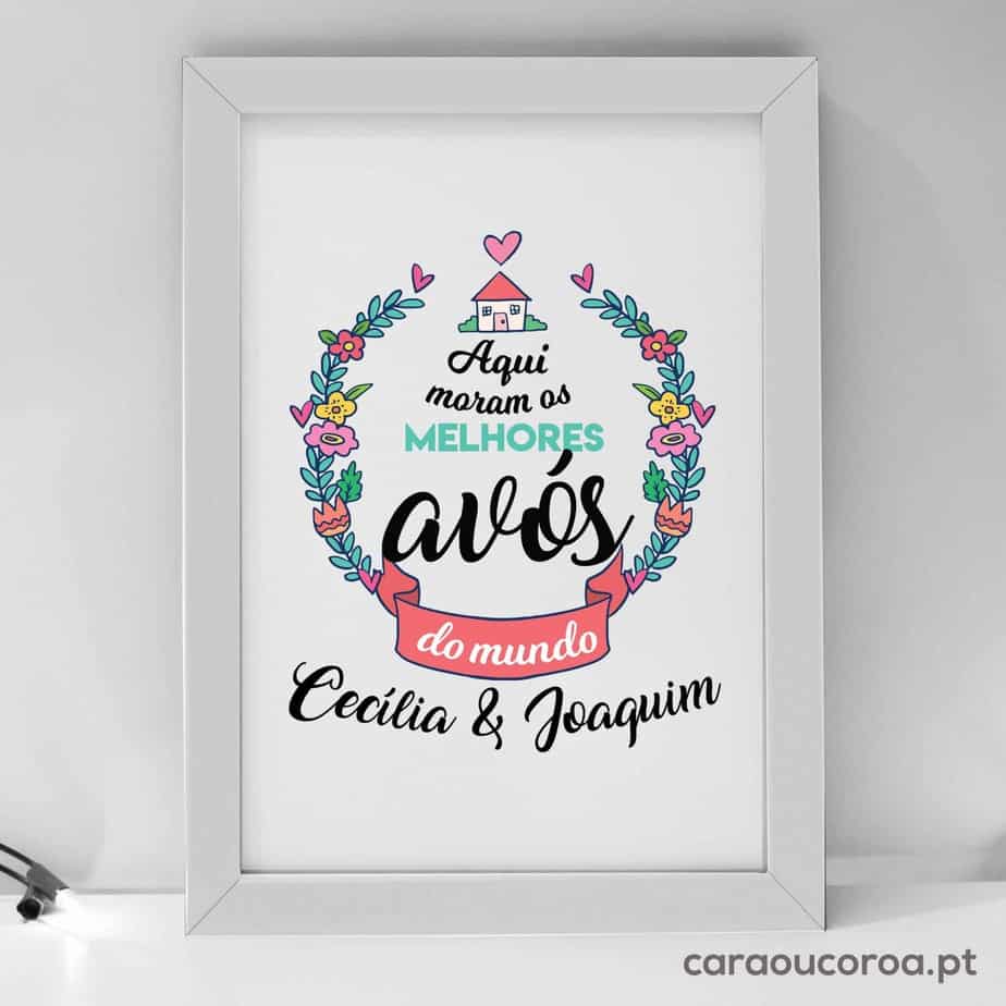 Quadro "Aqui Moram os Melhores Avós do Mundo" - caraoucoroa.pt