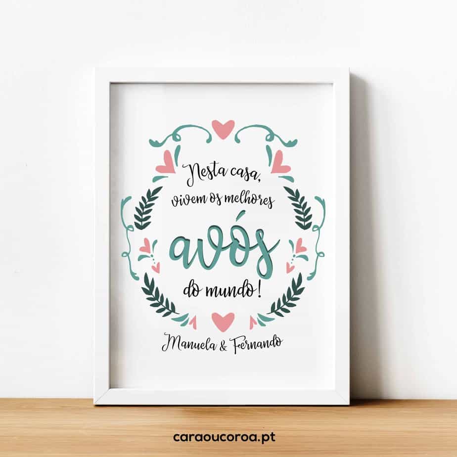 Quadro "Aqui Moram os Melhores Avós do Mundo" - caraoucoroa.pt